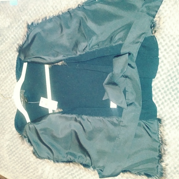 Ann Taylor fur vest M/L never worn with tags - Picture 3 of 6